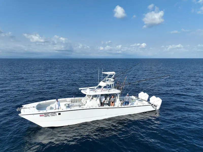 pantoon-boat-sport-fishing-flamingo-beach-cr Sport fishing boat in Playa Flamingo, Costa Rica