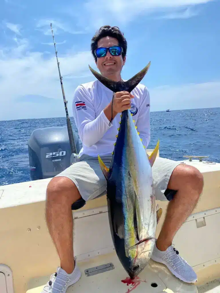 We practice bottom fishing in Guanacaste with jigs for yellowfin tuna
