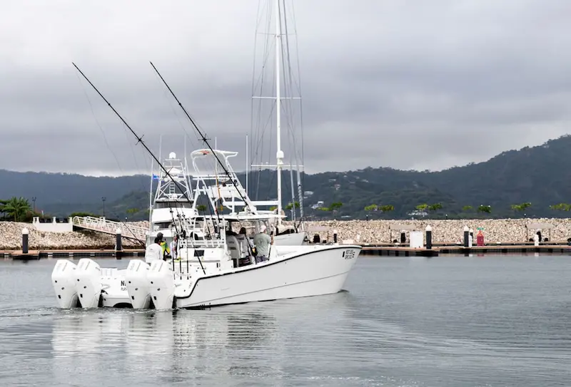 sport-fishing-boat-47-ft-flamingo-costa-rica Large open boat in Playa Flamingo, Costa Rica