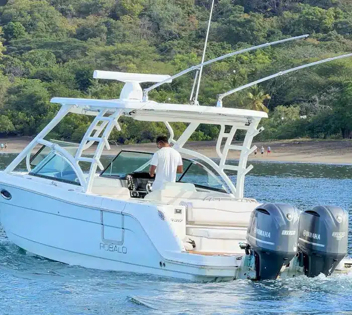 chumeca-28ft-boat The Chumeca boat has two engines for sport fishing Guanacaste