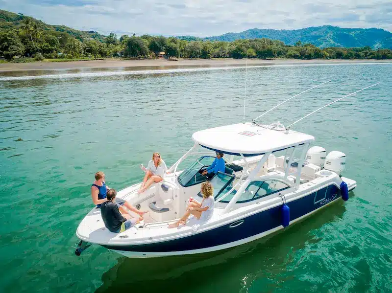 robalo-boat WhyNot boat tour in Playas del Coco