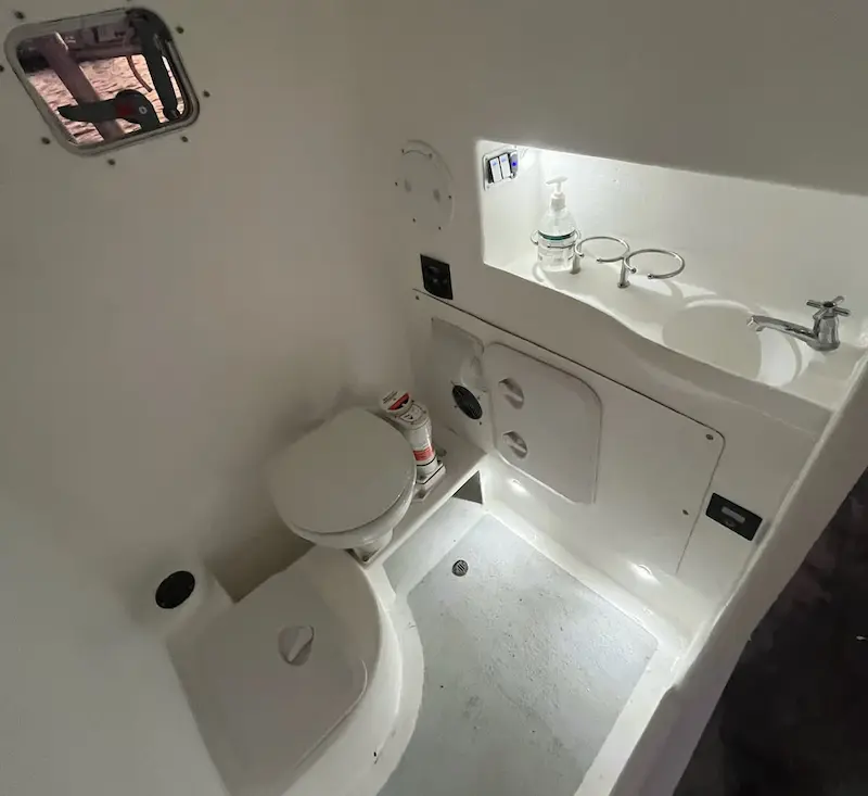 bathroom-reel-bueno-boat Bathroom from the Reel Bueno boat