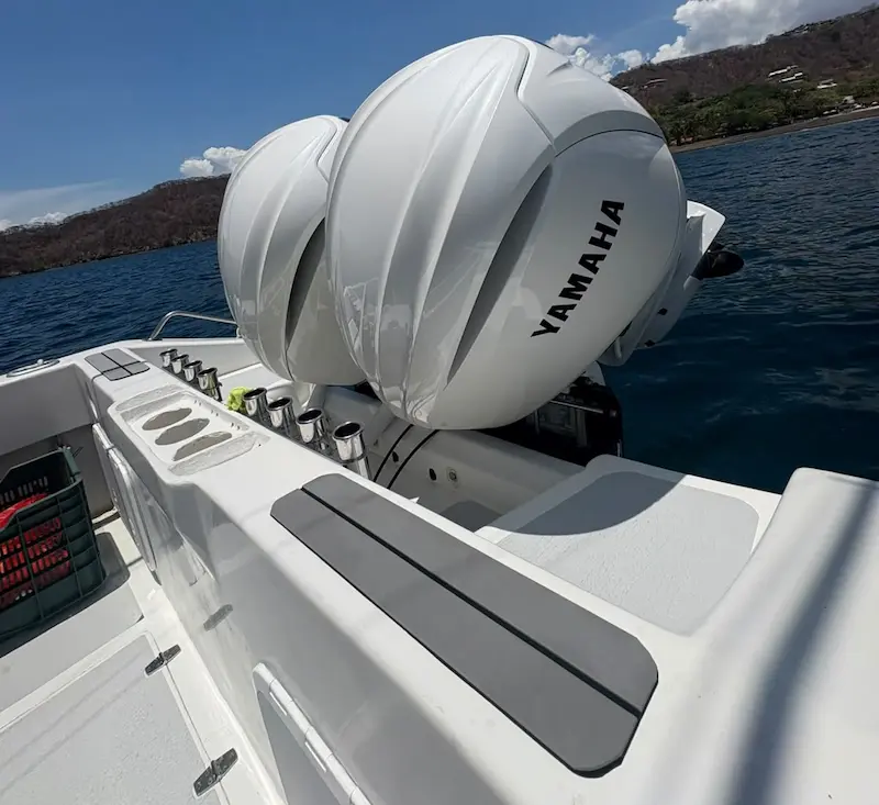 twin-engines-reel-bueno-boat Twin engines of Reel Bueno boat